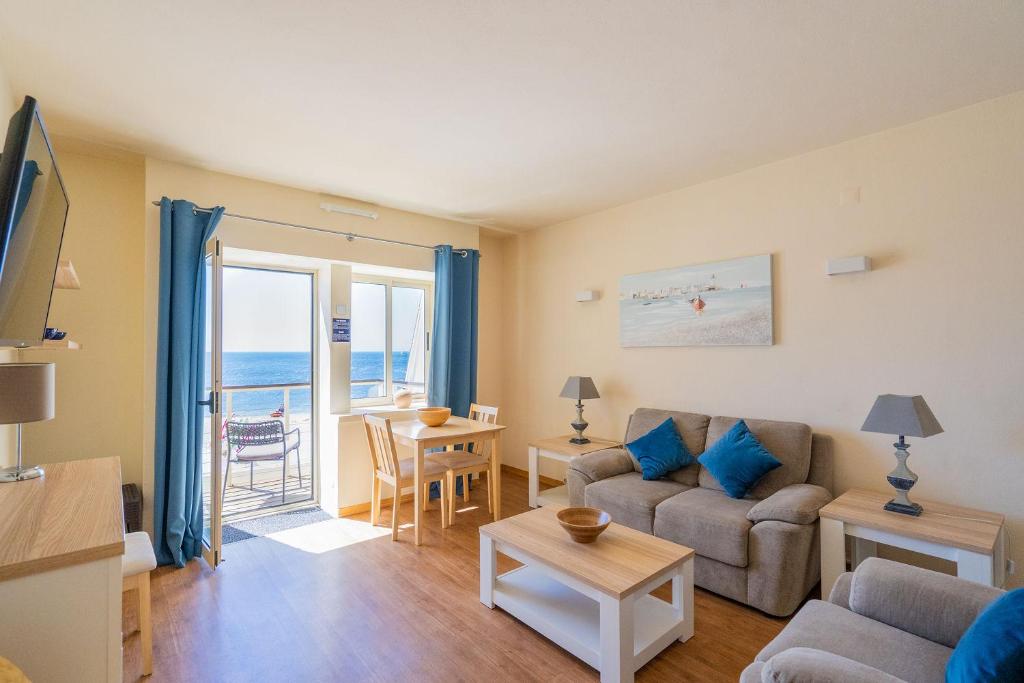 TV a/nebo společenská místnost v ubytování Luz Beach Apartments
