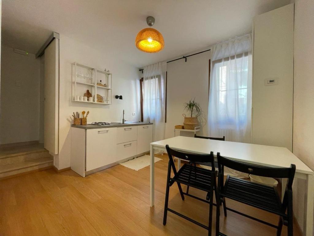 kuchnia z białym stołem i 2 krzesłami w obiekcie Casa Vacanze Giorgetta Palazzina privata di due piani w mieście Chioggia