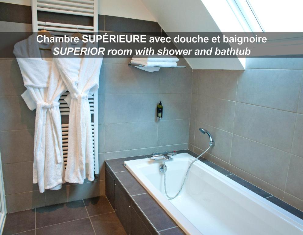 Koupelna v ubytování HÔTEL LA FERME DE BOURRAN RODEZ - parking privé gratuit