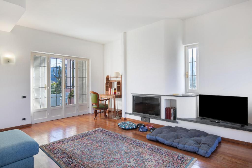 Una sala de estar con un sofá y un televisor de pantalla plana. en Villa Lucia, en Ameglia