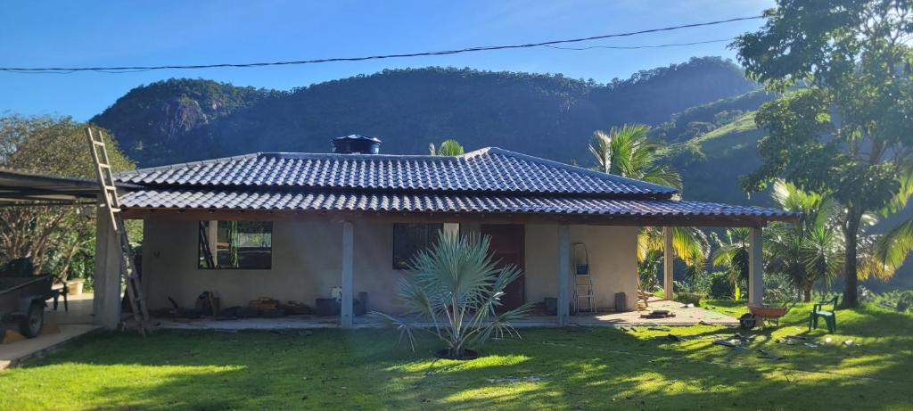 a small house with a view of the mountains at Espaço Fábio Magnago in Estancia do Castello