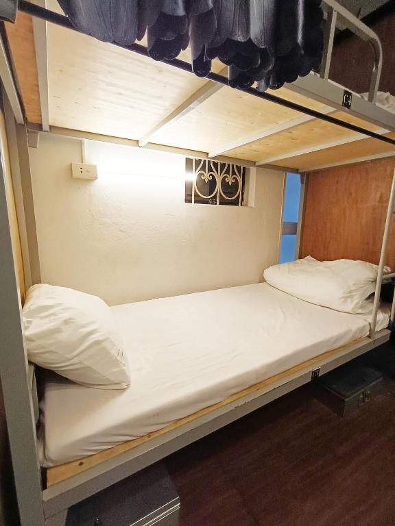 Postel nebo postele na pokoji v ubytování Viet Vintage Hostel - Soft matress - Self CI after 9PM