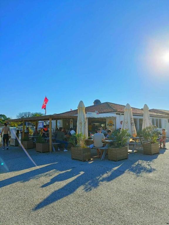Fotografie z fotogalerie ubytování LA PALMYRE LES MATHES Mobil home 3ch TOUT CONFORT Camping 4 étoiles LES CHARMETTES v destinaci Les Mathes