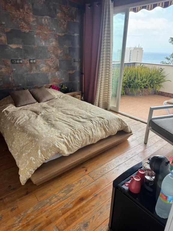 Łóżko lub łóżka w pokoju w obiekcie Duplex de lujo en la playa , jacuzzy, piscina, chimenea y padel