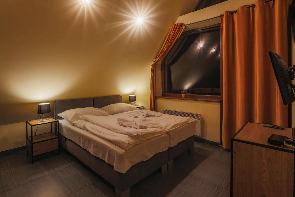 Postel nebo postele na pokoji v ubytování Apartmánový dom Fatrapark 1 s Wellness - Hlavná recepcia