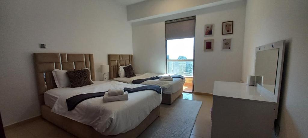 Postel nebo postele na pokoji v ubytování Spacious 2 BR with Amazing Marina View Rimal JBR