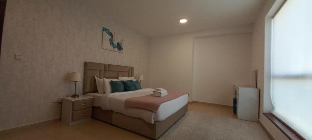 Postel nebo postele na pokoji v ubytování Spacious 2 BR with Amazing Marina View Rimal JBR