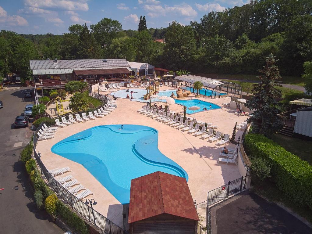 - une vue aérienne sur une grande piscine d'un complexe dans l'établissement Camping Le Chêne Gris, à Pommeuse