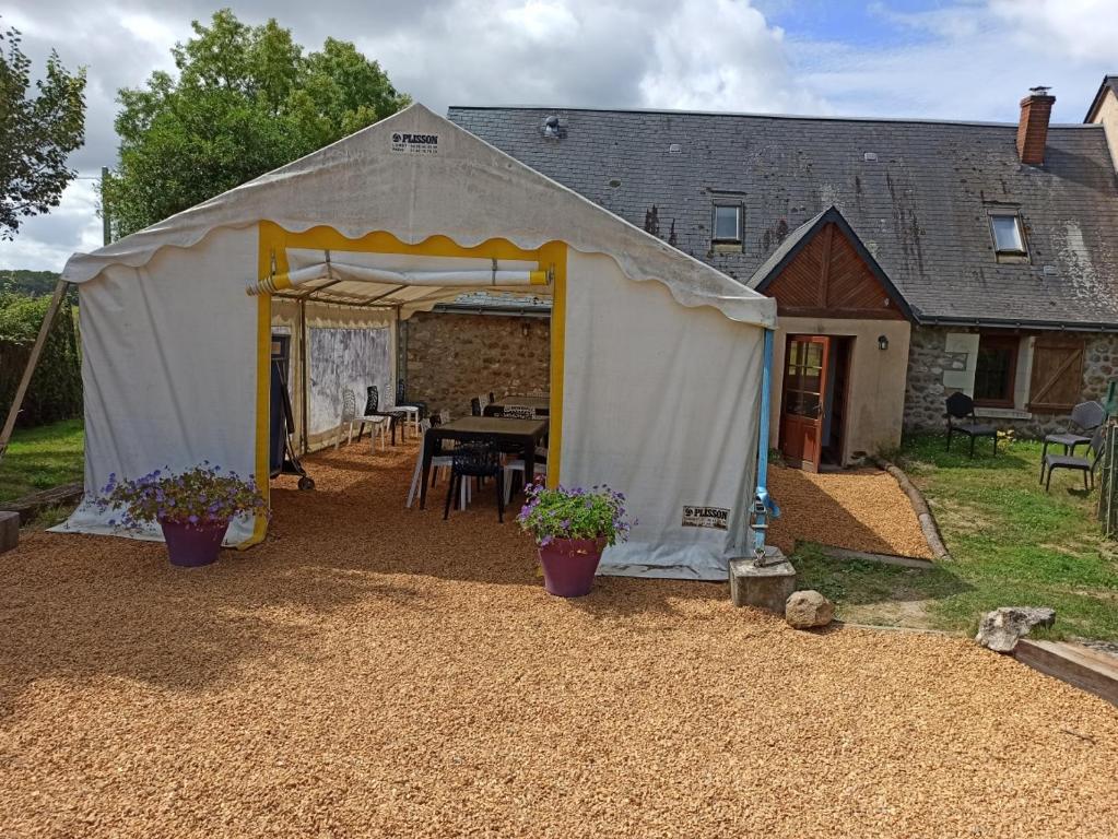 une tente dans l'arrière-cour d'une maison dans l'établissement Gite La Trotiniere, à Luynes