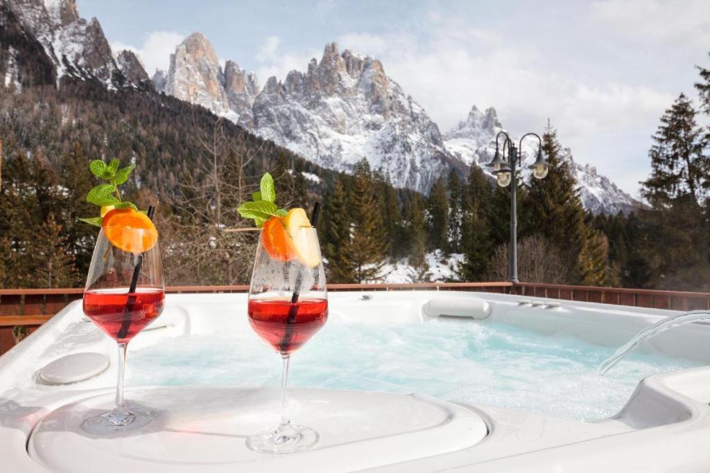 two glasses of cocktails sitting on a hot tub at Hotel Europa in San Martino di Castrozza