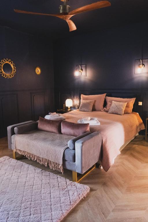 une grande chambre avec deux lits et un plafond dans l'établissement Maison d'hôtes de charme 