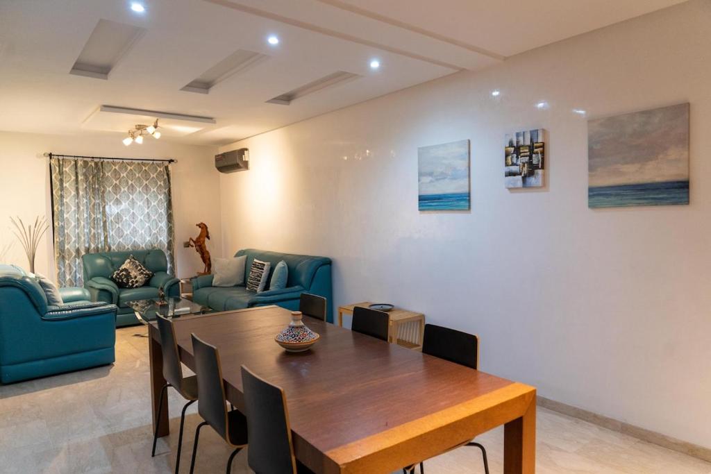 Posezení v ubytování Two Bed Luxury Appt with air conditioning parking and pool