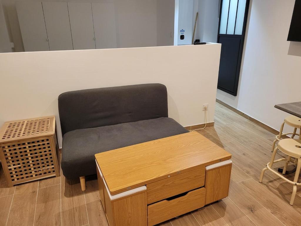 a black chair and a table in a room at Simple comfort in Marseille