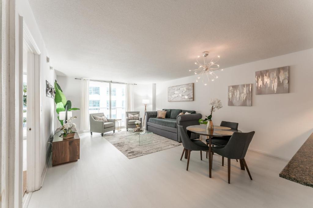un soggiorno con un divano e un tavolo di Lux Brickell Bay Condo City Views & Prime Location a Miami