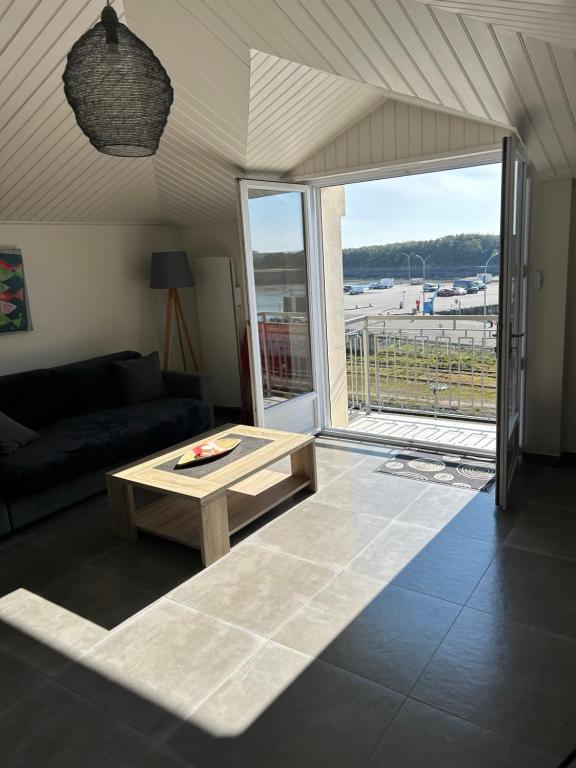 Χώρος καθιστικού στο APPARTEMENT FACE au PORT et à L'OCEAN SAINT GILLES CROIX DE VIE WIFI BALCON PARKING PRIVE COUVERT