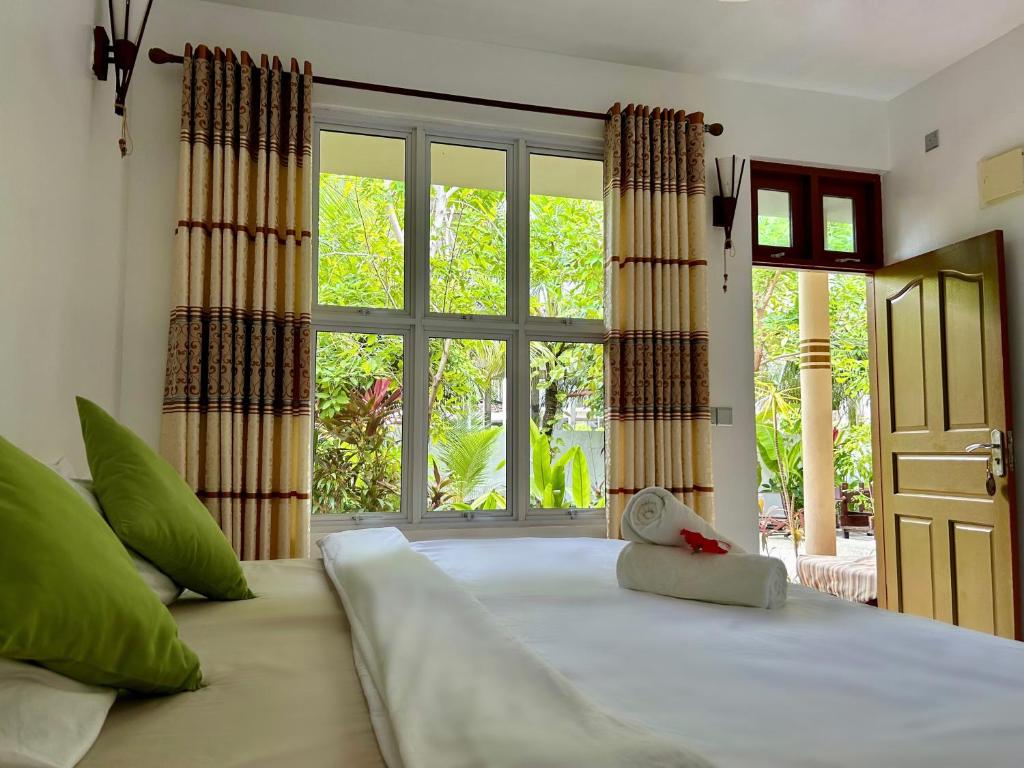 Postel nebo postele na pokoji v ubytování Dhangethi Retreat