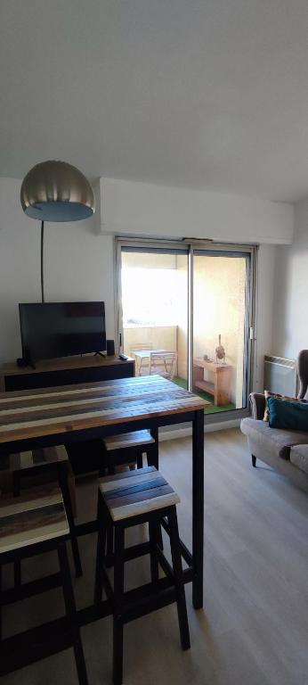 un salon avec une table et un canapé dans l'établissement Résidence la Croisette Arcachon, à Arcachon