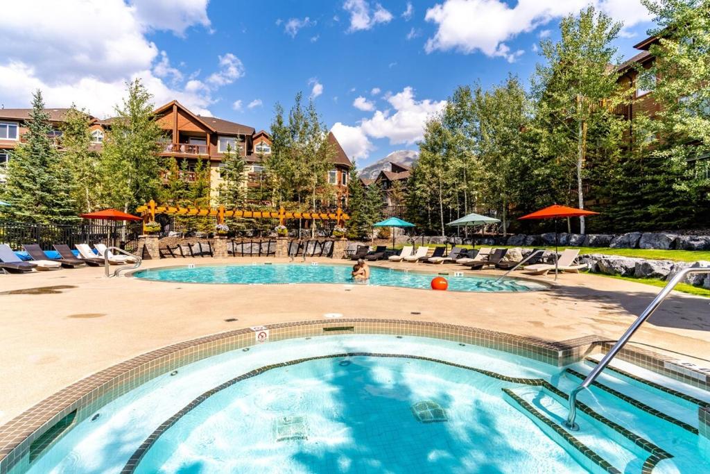 Piscina di The Raven Suite at Stoneridge Mountain Resort o nelle vicinanze
