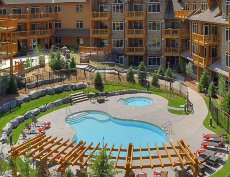 Piscina di The Raven Suite at Stoneridge Mountain Resort o nelle vicinanze