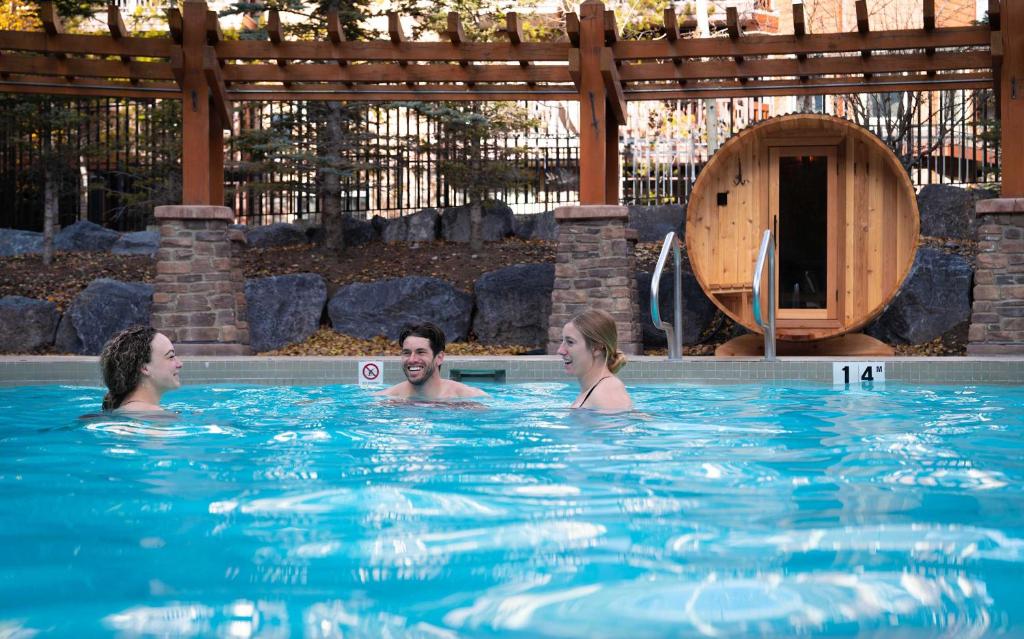 Piscina di The Raven Suite at Stoneridge Mountain Resort o nelle vicinanze