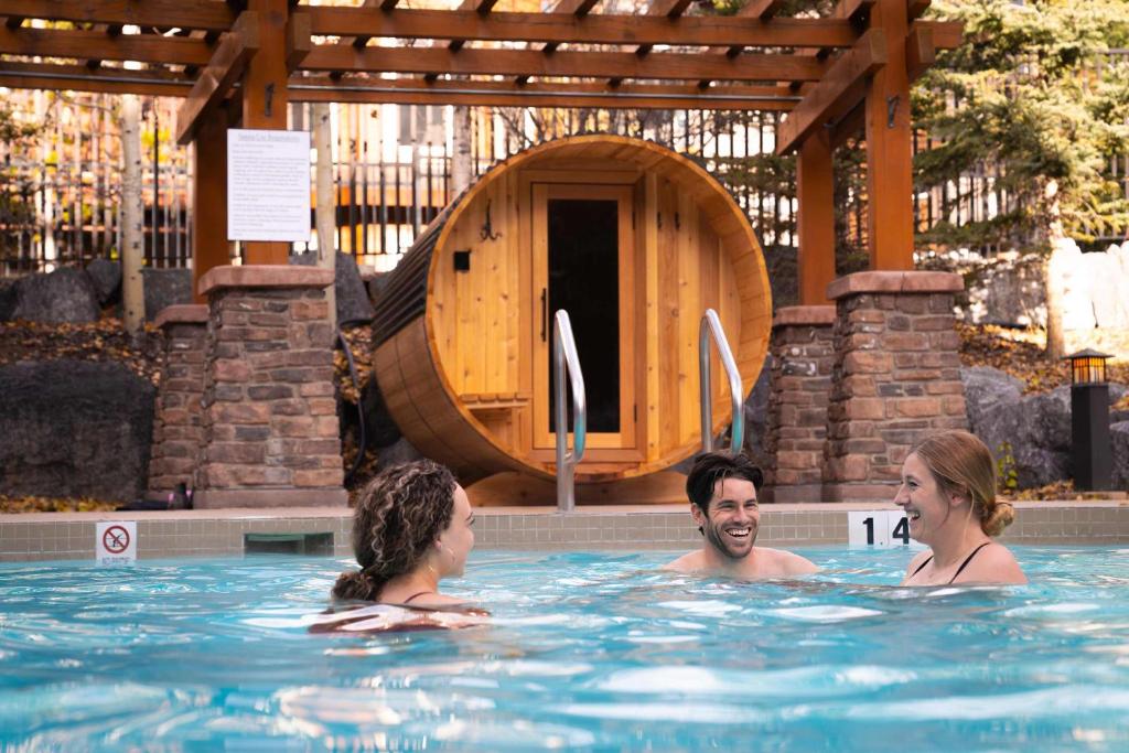 Piscina di The Raven Suite at Stoneridge Mountain Resort o nelle vicinanze