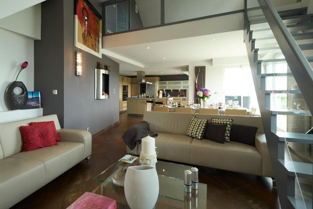 een woonkamer met twee banken en een tafel bij Rivoli in Pornichet