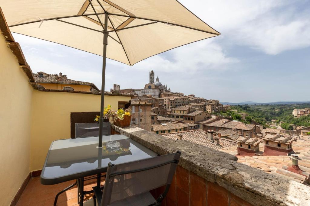 シエナにあるGran View near Piazza del Campoの傘付テーブル