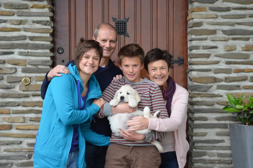 uma família posando para uma foto com um cão em Aquarand em Hofstade