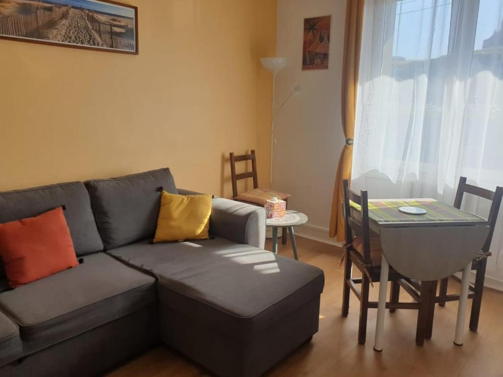 un salon avec un canapé et une table dans l'établissement mi casa es tu casa, à Dieppe