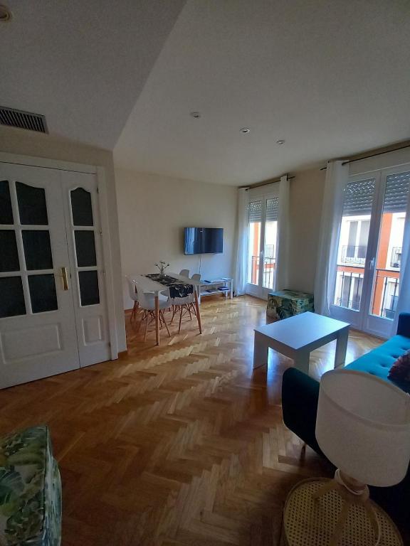 a living room with a couch and a table at Apartamento Contemporáneo in Aranjuez
