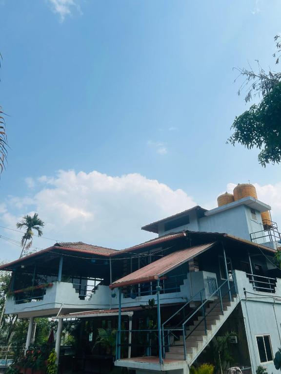 O edifício onde o quarto em acomodação particular está situado