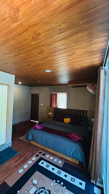 Uma cama ou camas num quarto em Coorg Sana Riverside
