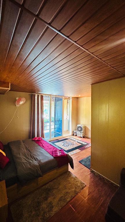 Uma cama ou camas num quarto em Coorg Sana Riverside