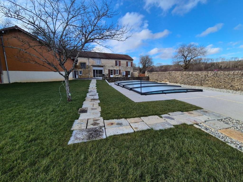 une maison avec un court de tennis dans la cour dans l'établissement Hébergement Cressia, à Cressia