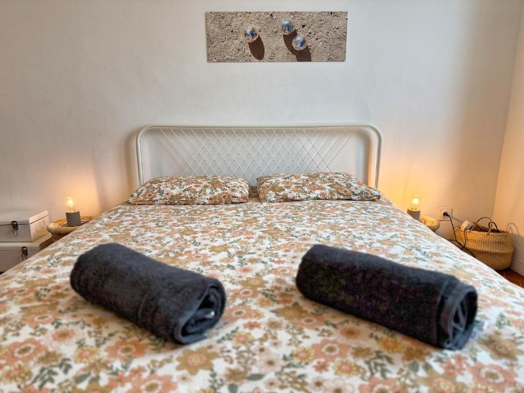 une chambre avec un lit avec deux oreillers dessus dans l'établissement Duplex avec Vue Exceptionnelle - Calme & Confort, à Marseille