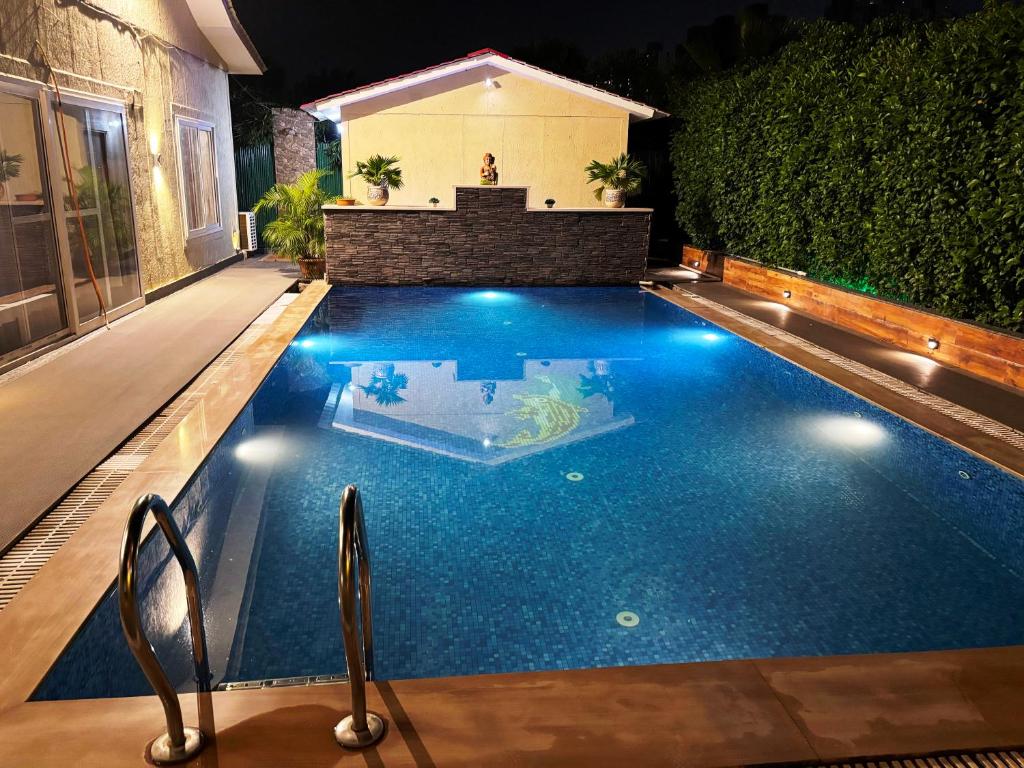 Bazén v ubytování GoBravo 37 - 2Bhk Farm with Pool & Garden Sec150 Noida nebo v jeho okolí