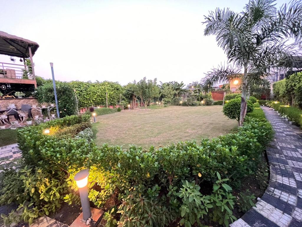 Zahrada ubytování GoBravo 37 - 2Bhk Farm with Pool & Garden Sec150 Noida