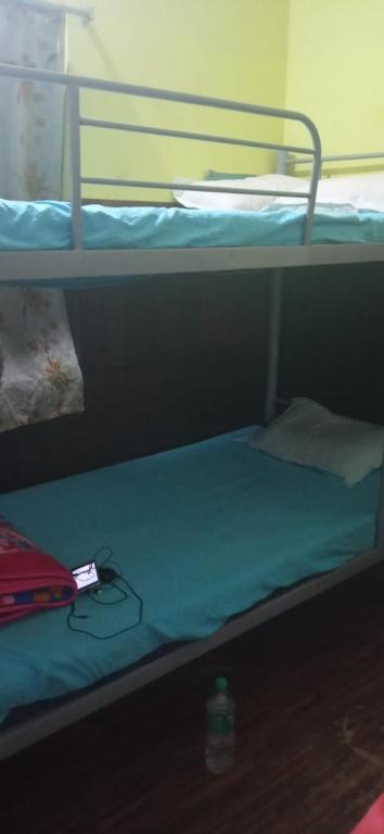 Uma cama ou camas num quarto em Northeastern Dormitory