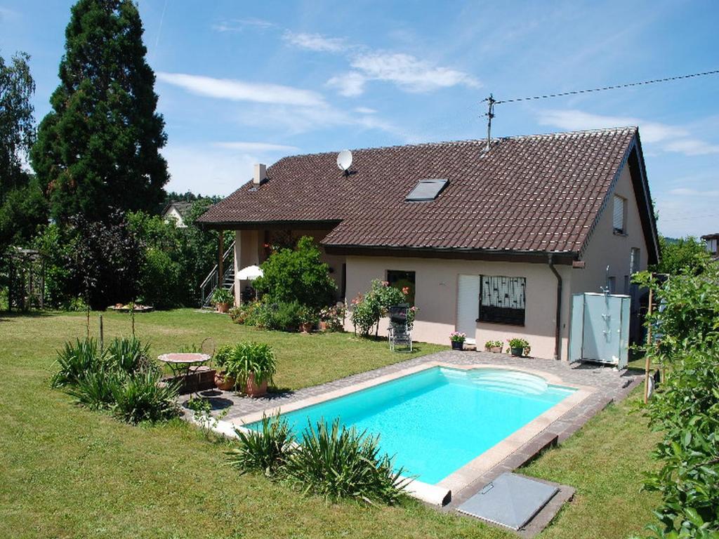 ein Haus mit Pool im Hof in der Unterkunft Ferienwohnung mit Pool in Straubenhardt