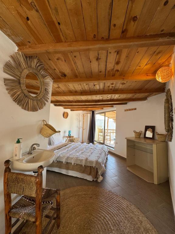 Postel nebo postele na pokoji v ubytování Surf House Lodge