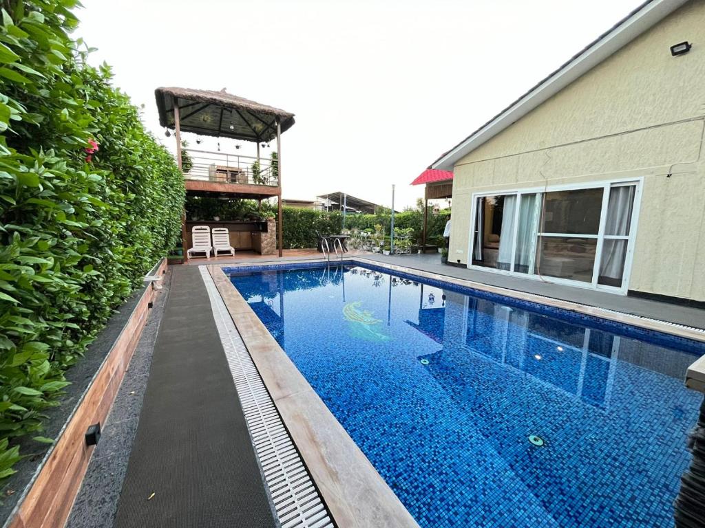 Bazén v ubytování GoBravo 37 - 2Bhk Farm with Pool & Garden Sec150 Noida nebo v jeho okolí