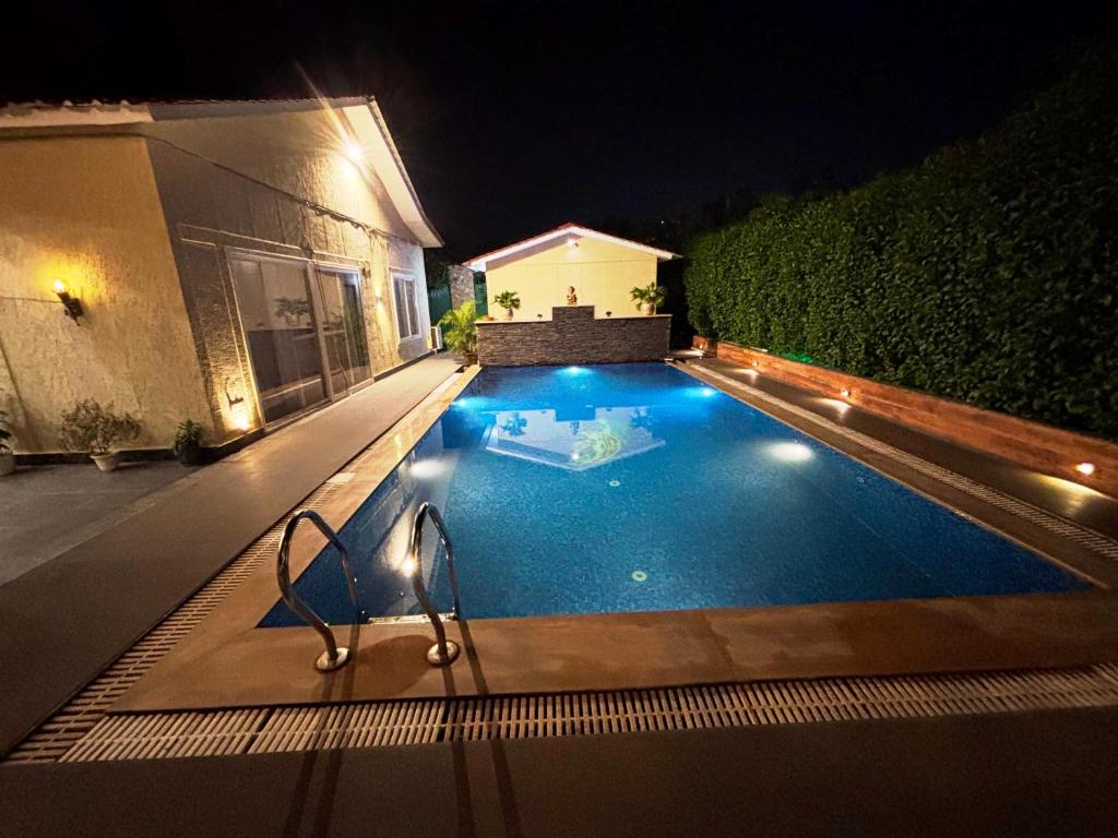 Bazén v ubytování GoBravo 37 - 2Bhk Farm with Pool & Garden Sec150 Noida nebo v jeho okolí