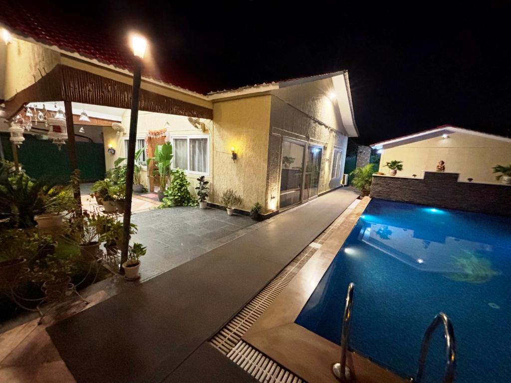 Bazén v ubytování GoBravo 37 - 2Bhk Farm with Pool & Garden Sec150 Noida nebo v jeho okolí