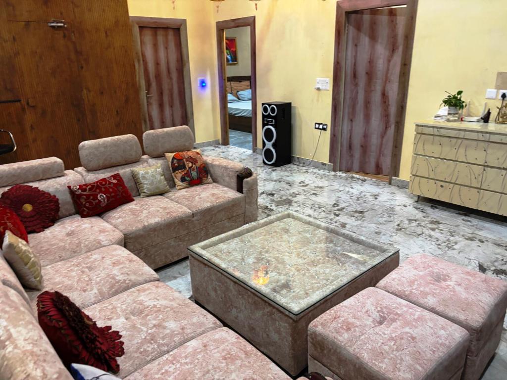 Posezení v ubytování GoBravo 37 - 2Bhk Farm with Pool & Garden Sec150 Noida