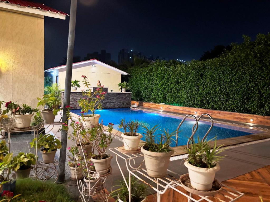 Bazén v ubytování GoBravo 37 - 2Bhk Farm with Pool & Garden Sec150 Noida nebo v jeho okolí