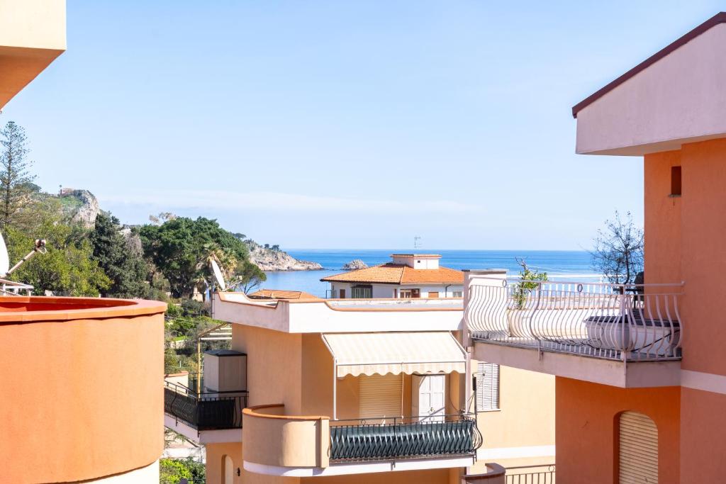 Una vista del océano desde un edificio en BlueMary, en Giardini Naxos
