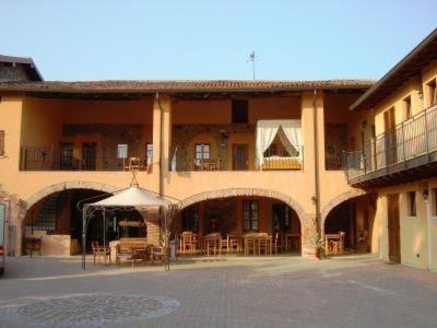 a large building with a tent in front of it at Appartasmento Ficus in bedizzol