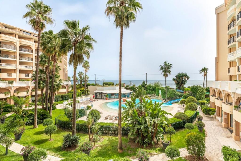 une vue aérienne d'un complexe avec piscine et palmiers dans l'établissement Family Sea view with pools near shops and beaches, à Cannes
