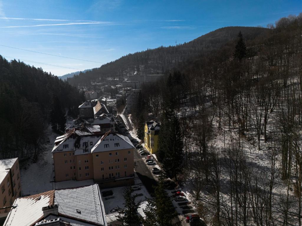 Nespecifikovaný výhled na hory nebo výhled na hory při pohledu z hotelu