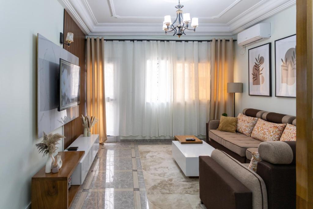 TV a/nebo společenská místnost v ubytování High-end 2BR apartment in the heart of Yaoundé